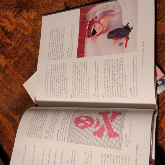 NWT! Set of 2 Knitting Books by Vickie Howell host of DIY's Knitty Gritty - Picture 6 of 11